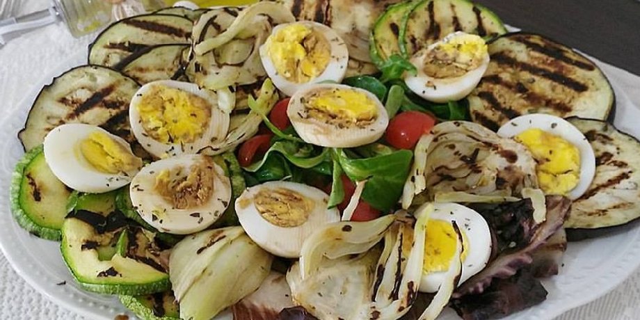Салат из овощей гриль и яиц, овощи гриль, кабачки, баклажаны