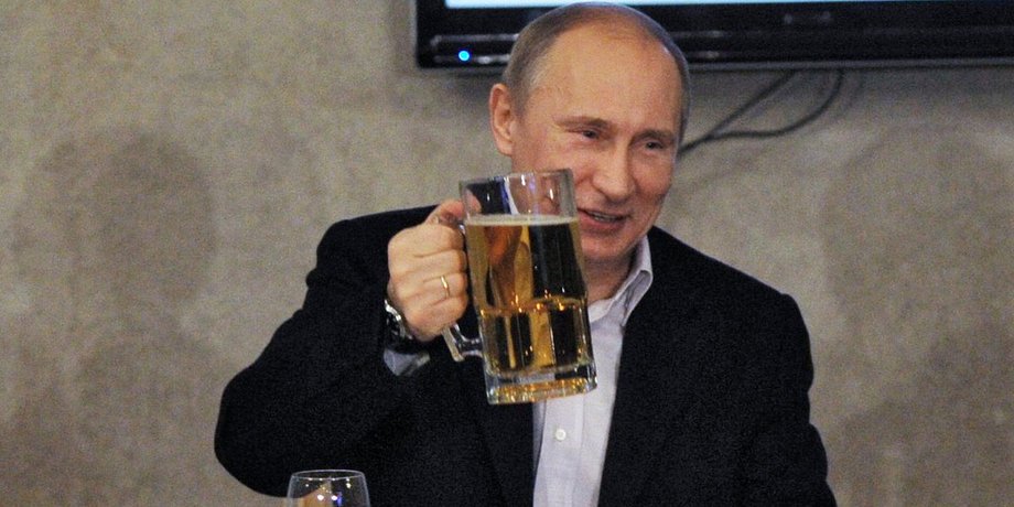 путин с пивом, путин пиво, пиво путин, путин и пиво, путин пьет пиво, путин с бокалом пива