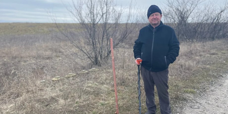 Фермер Олександр Гаврилюк із металодетектором