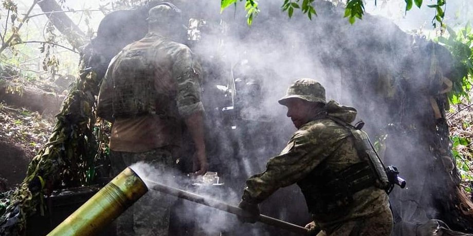 українські військові, гармата, поле бою