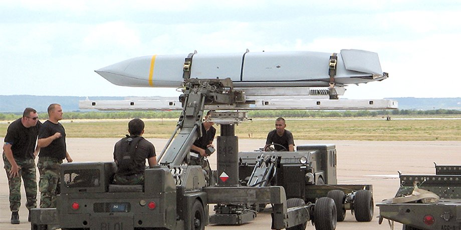 Ракети JASSM можуть опинитись в Україні, але літаки F-16 зможуть їх запустити лише після модернізації, пояснив Храпчинський