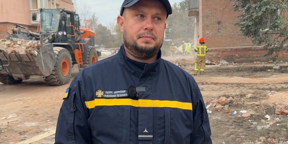 Рятувальник Павло Левченко зустрівся у лікарні з п’ятирічною Зоряною, яку дістав з-під завалів у Прилуках