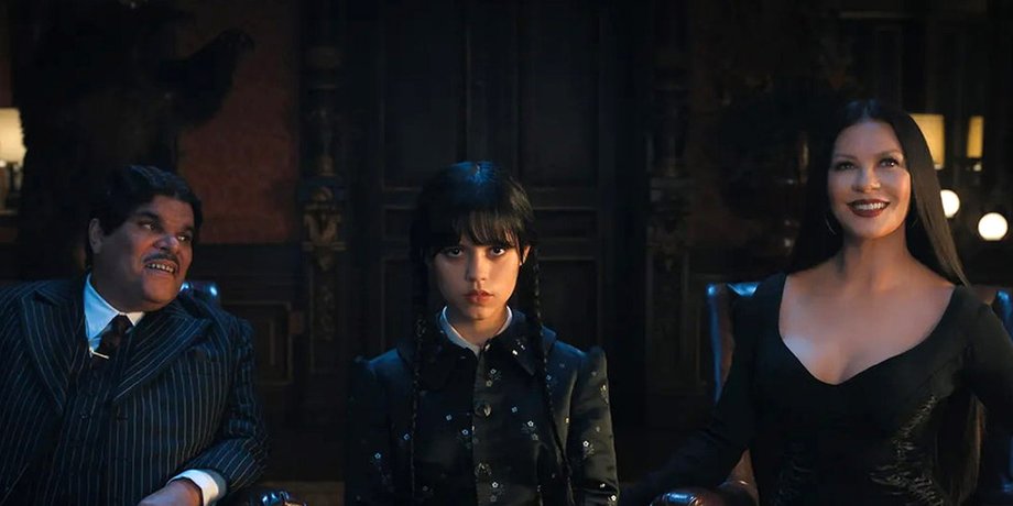 Кадр из сериала Уэнсдэй - актеры Луис Гусман, Кэтрин Зета-Джонс, Дженна Ортега