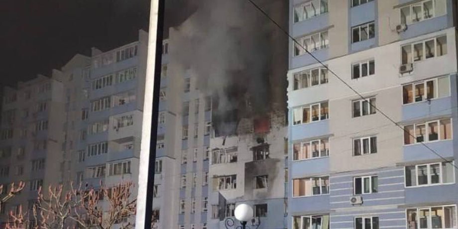 Уламки "шахеда" влучили у багатоповерхівку