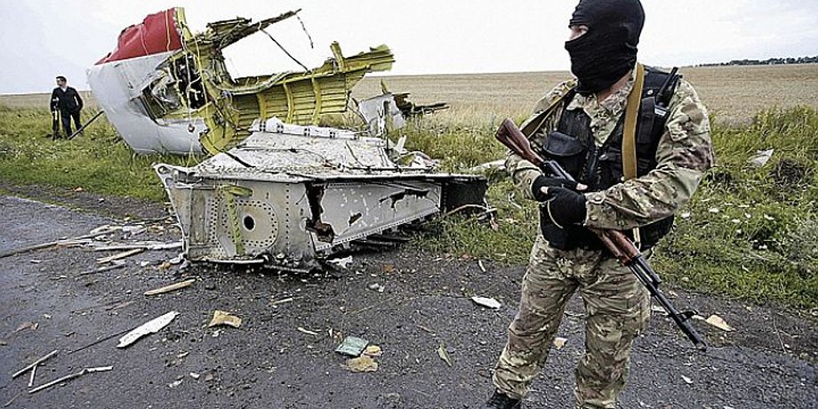 Боевик возле места катастрофы боинга / Фото: Reuters