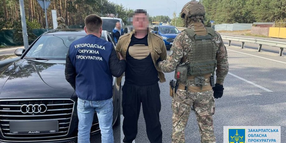 правоохоронці, автомобіль, дорога, підозрюваний