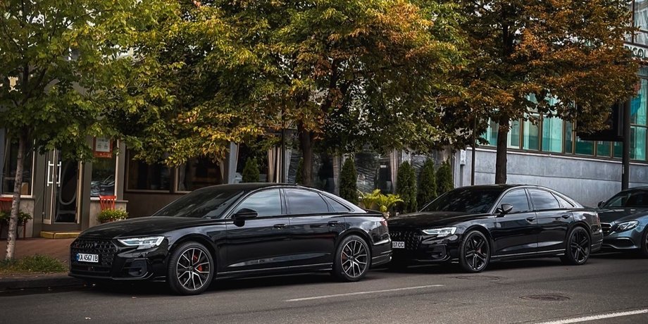 седан Audi S8