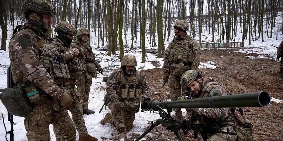 Украинские военные на поле боя