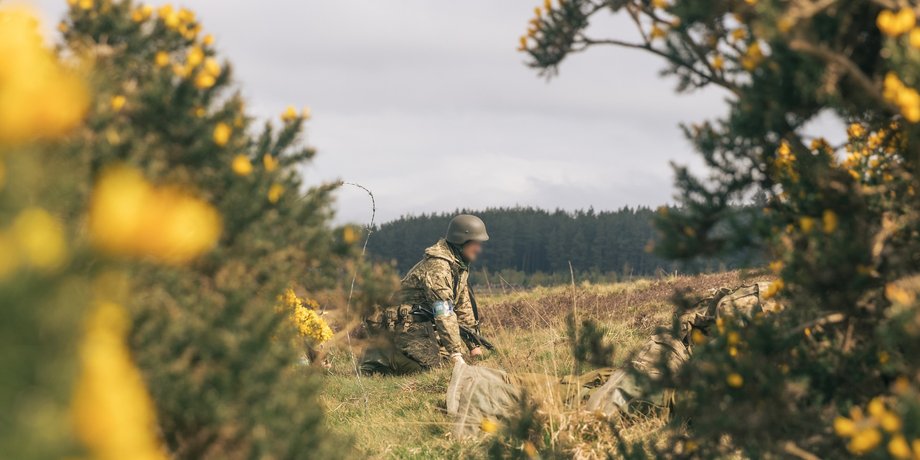 Украинский военный на поле боя