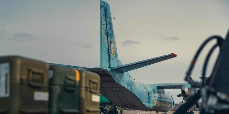 самолет, аэропорт, военная помощь, боеприпасы, груз