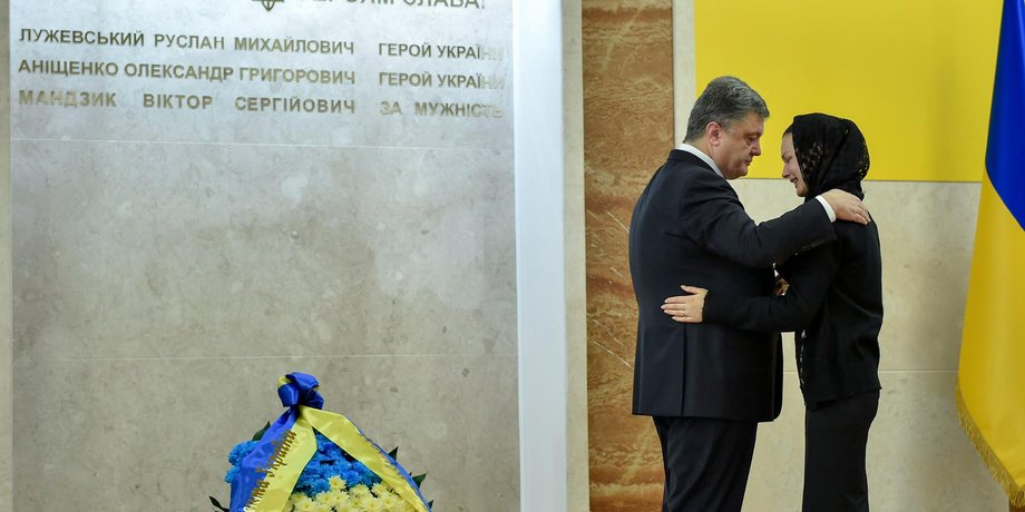 Петр Порошенко и жена погибшего офицера СБУ / Фото: Facebook.com/petroporoshenko