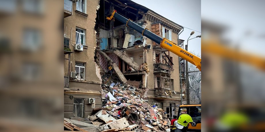 зруйнований під'їзд після удару РФ по Одесі 27 січня