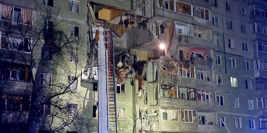 Зруйнована багатоповерхівка в Сумах