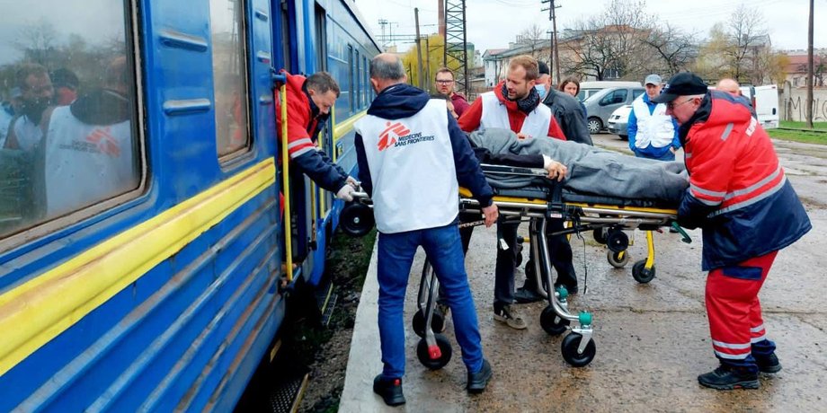 эвакуация раненого, эвакуация, медпоезд, медицинский поезд, поезд-госпиталь