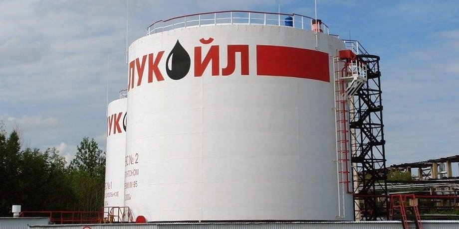 два нафтосxовища нафтобази компанії "Лукойл"