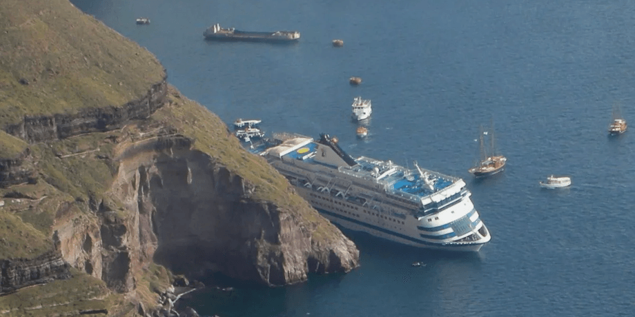 Круизный лайнер MS Sea Diamond, судно, корабль, остров, экология, крушение корабля, сел на мель, круизный лайнер, эвакуация людей