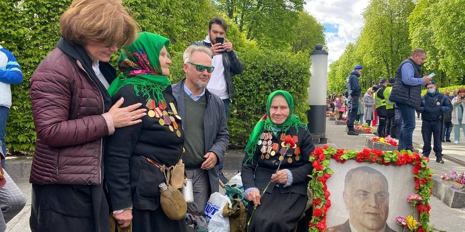 жуков, бабушки, ветеранки, ветераны, потрет жукова, киев, 9 мая, задержание, полиция