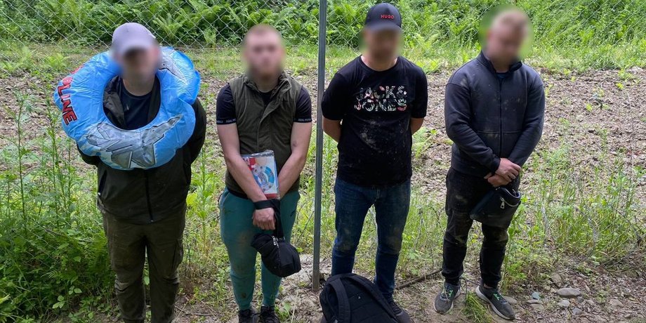 Задержанные пограничниками мужчины