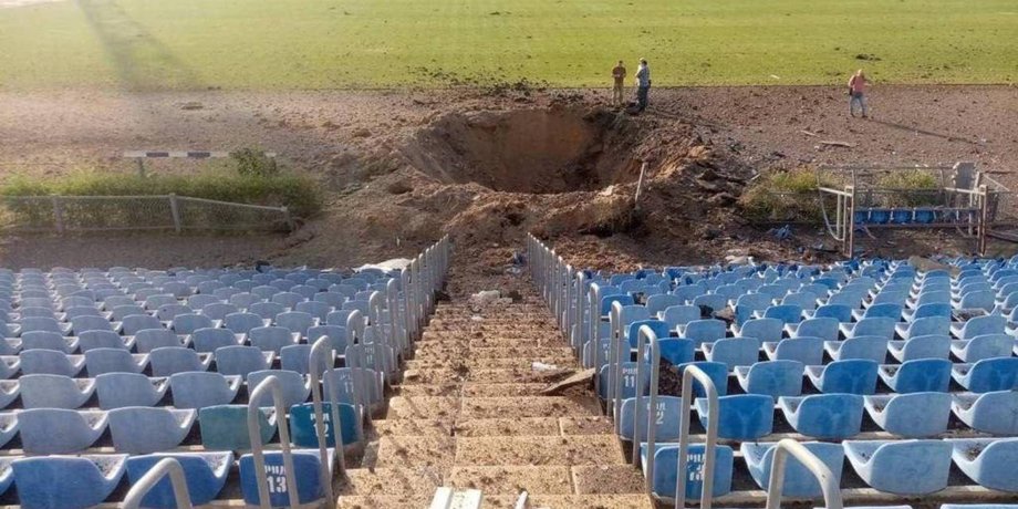 Стадіон у Миколаєві після прильоту ракети, ракетний обстріл Миколаєва, ракетна атака