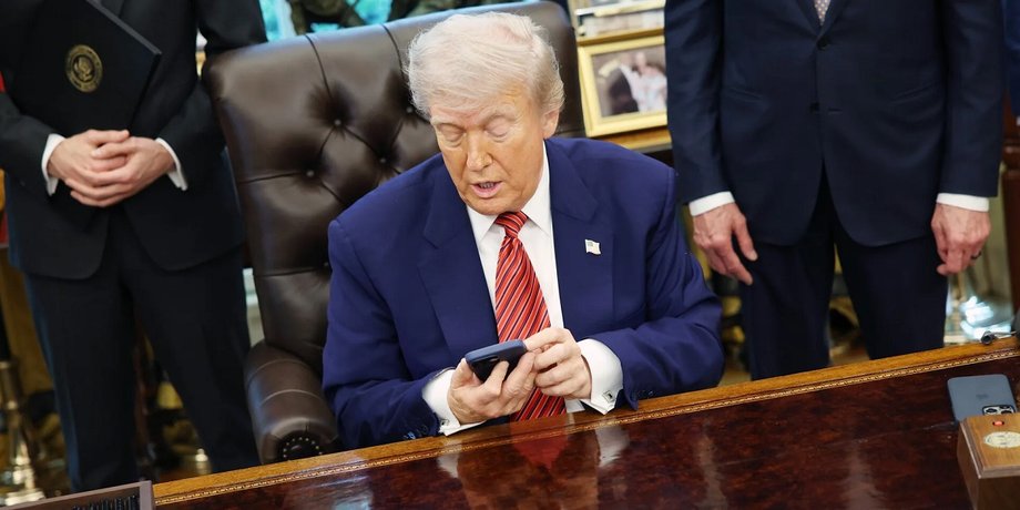 дональд трамп с мобильным телефоном