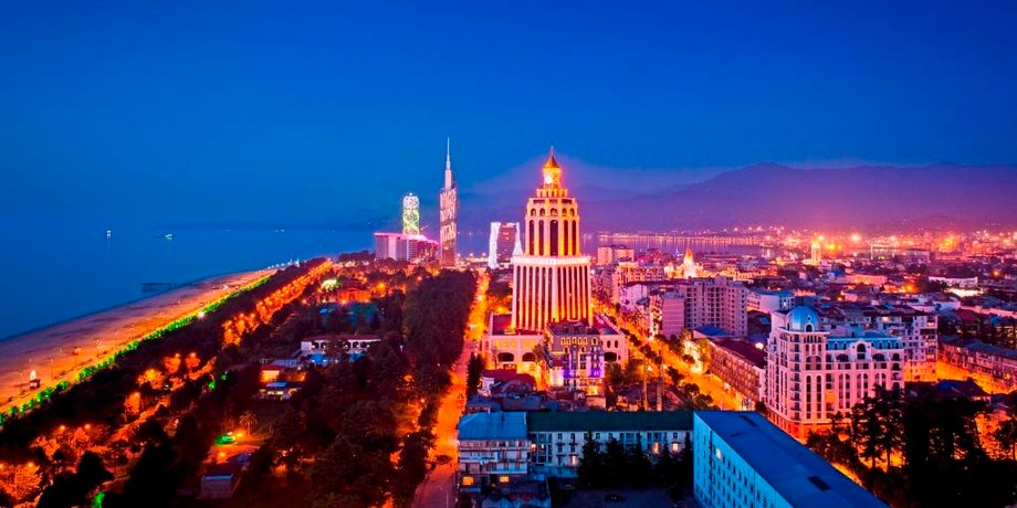 Ночью набережная Батуми выглядит особенно эффектно / Фото: wikipedia.org