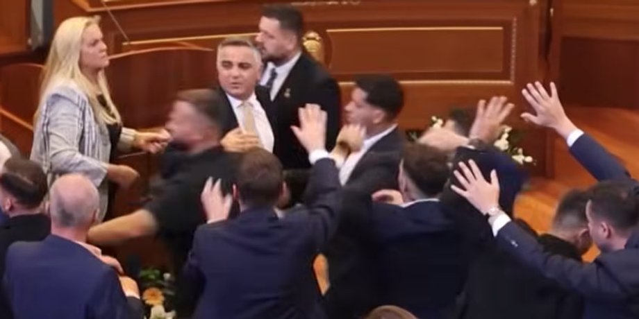В Косово премьер-министра забросали яйцами