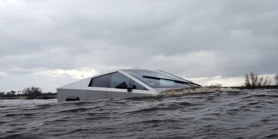 Tesla Cybertruck в воде, Tesla Cybertruck, пикап Tesla Cybertruck, электромобиль Tesla