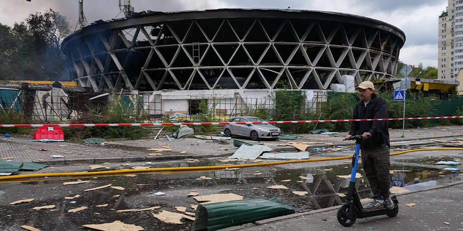 Колишній критий ринок "Залізничний", відомий як "Шайба", загорівся після атаки РФ на Київ 23 вересня