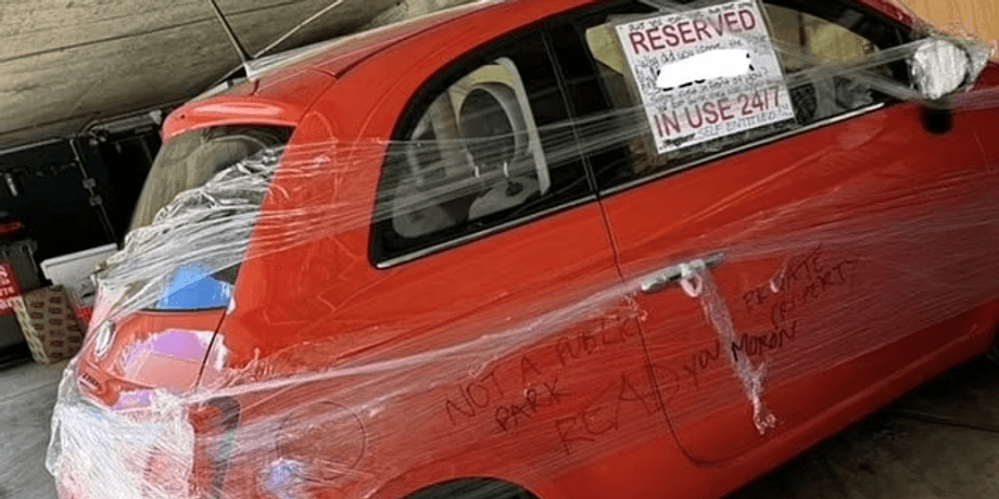 Мужчина отомстил владельцу Fiat, стоянка, парковка, обмотал пленкой машину, разрисовал автомобиль, нанес ущерб, место на стоянке