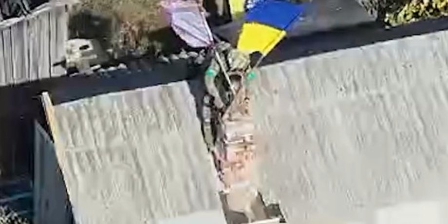 Десантники установили флаг в Сухецком