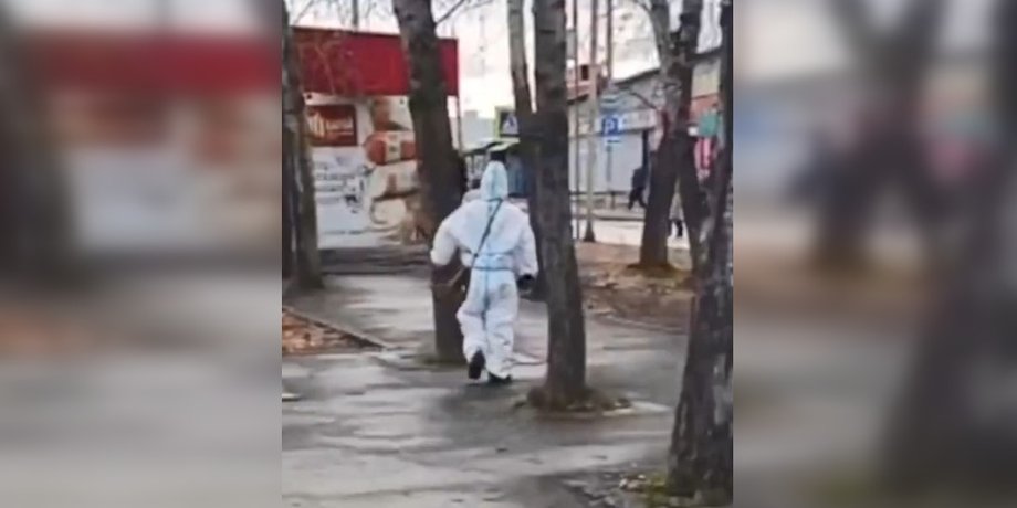 фото людини у костюмі біозахисту через чуму в Іркутську