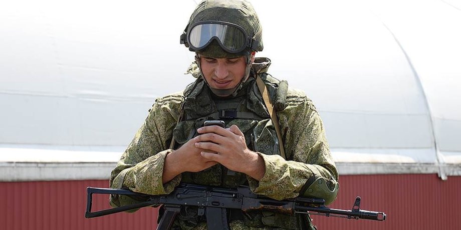 Российский солдат с телефоном., интернет, цензура ,,