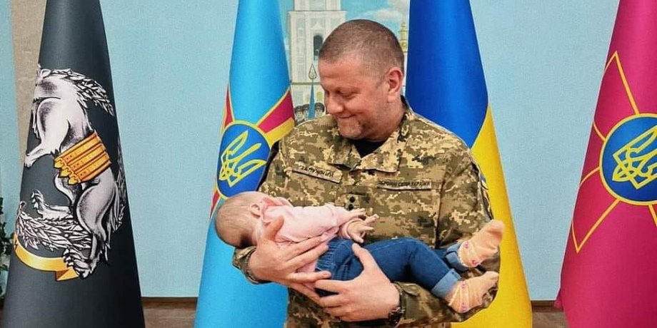 Немовля на руках Залужного, дитина на руках Залужного, Залужний тримає дитину, Залужний тримає немовля