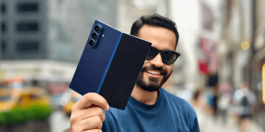 смартфон Samsung Galaxy Z Fold 7 в руках у мужчины
