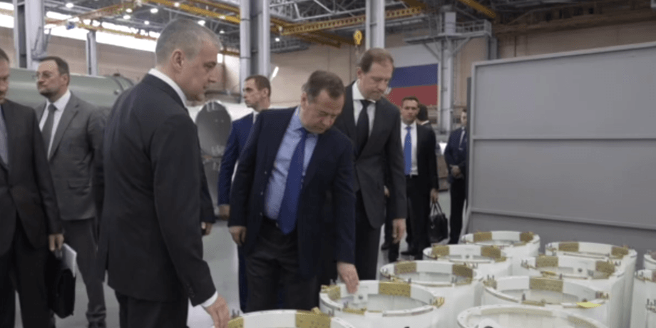 Дмитро Медведєв, ракети, завод авангард, ракети на заводі авангард, Дмитро Медведєв перевіряє ракети, керовані ракети, завод Авангард