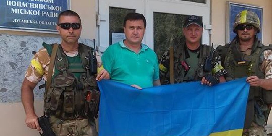 Бойцы АТО у горисполкома Попасной/facebook.com/dostali.hvatit