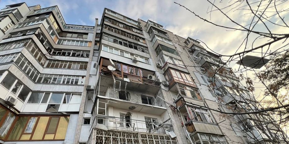 Последствия удара ВС РФ по многоэтажке в Херсоне 24 октября