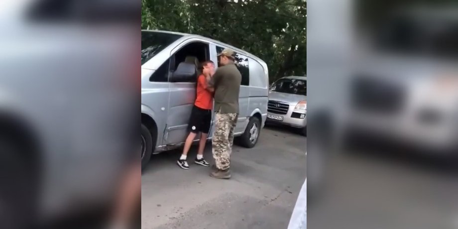 Сотрудник ТЦК и подросток Сотрудник ТЦК и подросток в Одессе