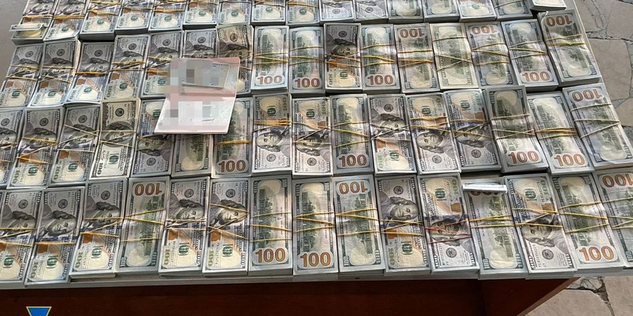 В Украину пытались в чемоданах ввезти 37 миллионов гривен наличными.