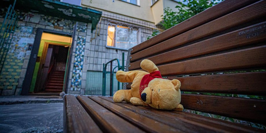 Киев, двор, День защиты детей, детские игрушки, киевский подъезд