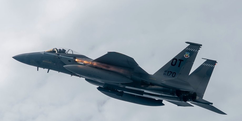 f-15 запустил амраам