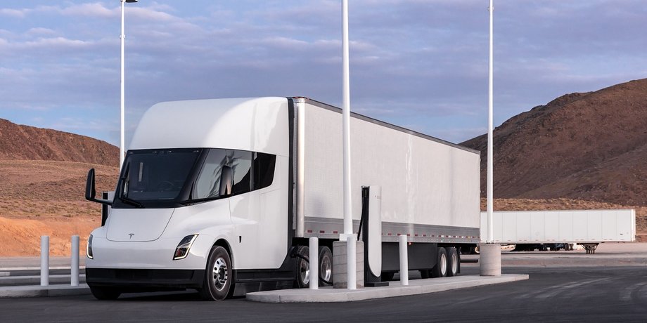 Tesla Semi, податок на вантажівки, вантажні електромобілі