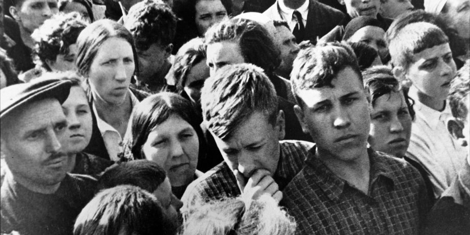 Жители Москвы слушают выступление Молотова / Фото: waralbum.ru