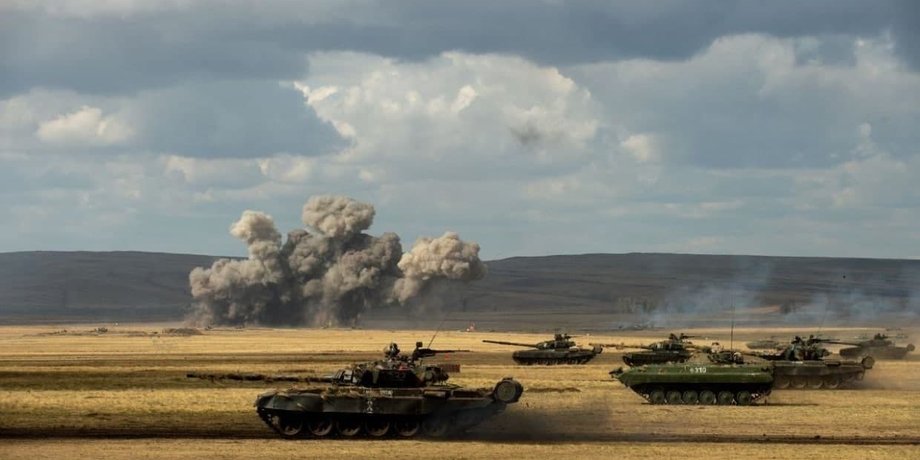 танки, бмп, взрыв, поле, степь, небо, россия