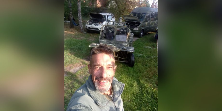 Максим Нелипа на фоне автомобилей