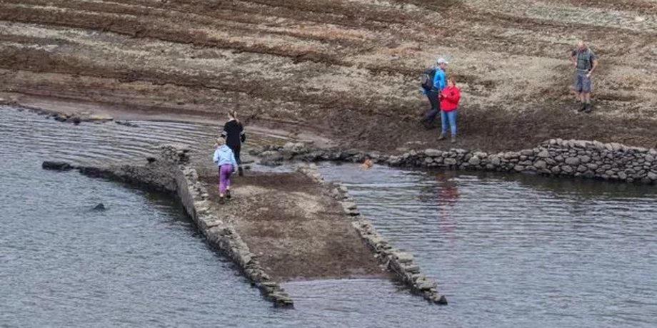 Затопленная деревня в Британии, старинная деревня, затопили деревню, водохранилище, принесли в жертву, подорвали здания