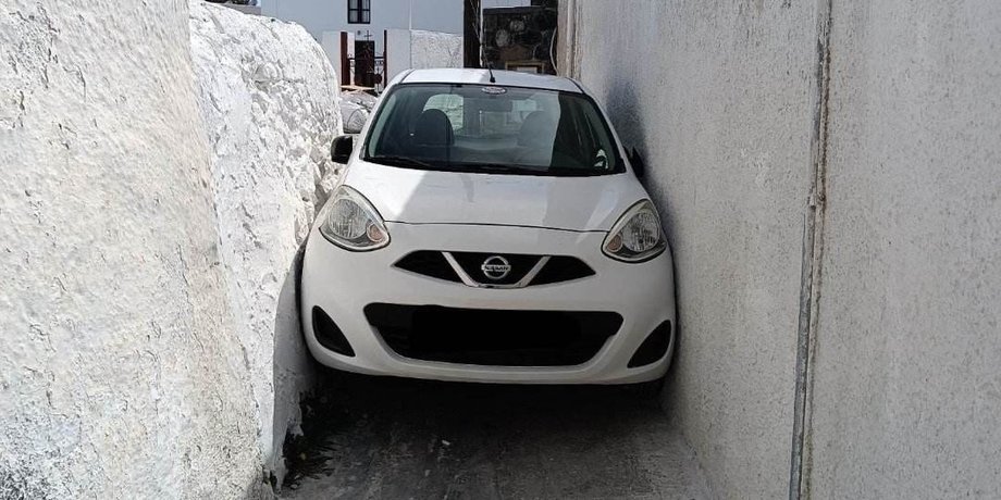 Nissan, Nissan Micra, Nissan Греція, Авто, Автомобілі, Хетчбек, Фото, Курйози, Інцидент, Застряг