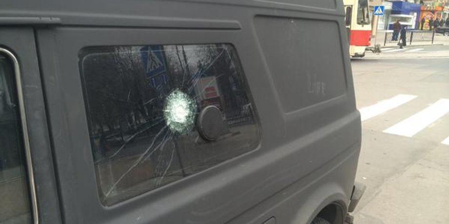 Обстрелянная машина Lifenews в Донецке / Фото: twitter@pete_leonard
