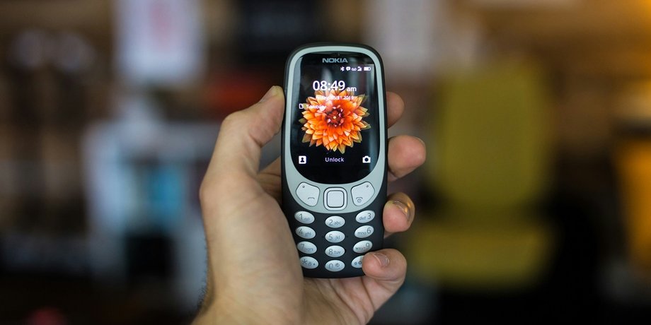 кнопковий телефон Nokia у руці