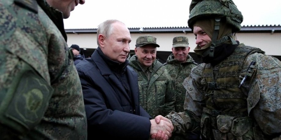 Владимир Путин и военнослужащий РФ